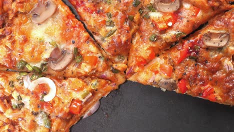 cerca de una deliciosa pizza con varios ingredientes