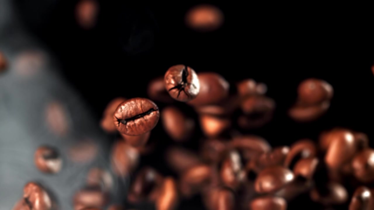 Chicchi di caffè tostati che cadono e rimbalzano con fumo al rallentatore