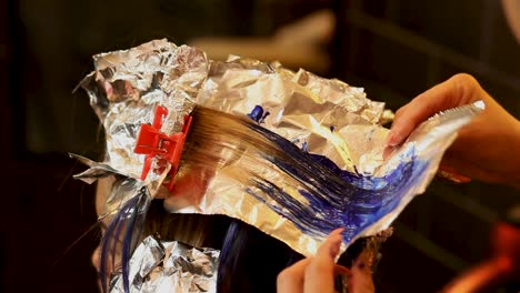 esteticista aplicando papel de aluminio al cabello