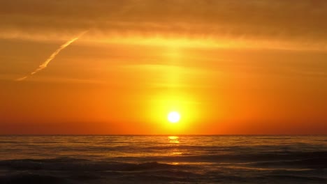 Strandsonnenaufgang-Mit-Orangefarbenem-Himmel-über-Dem-Mittelmeer,-Spanien