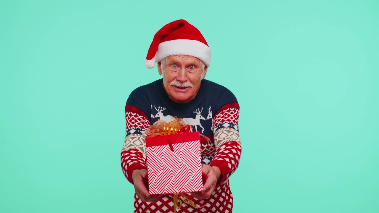 노인 할아버지는 크리스마스 선물 상자, 쇼핑 세일 휴일을 제시하는 새해 스웨터를 입는다