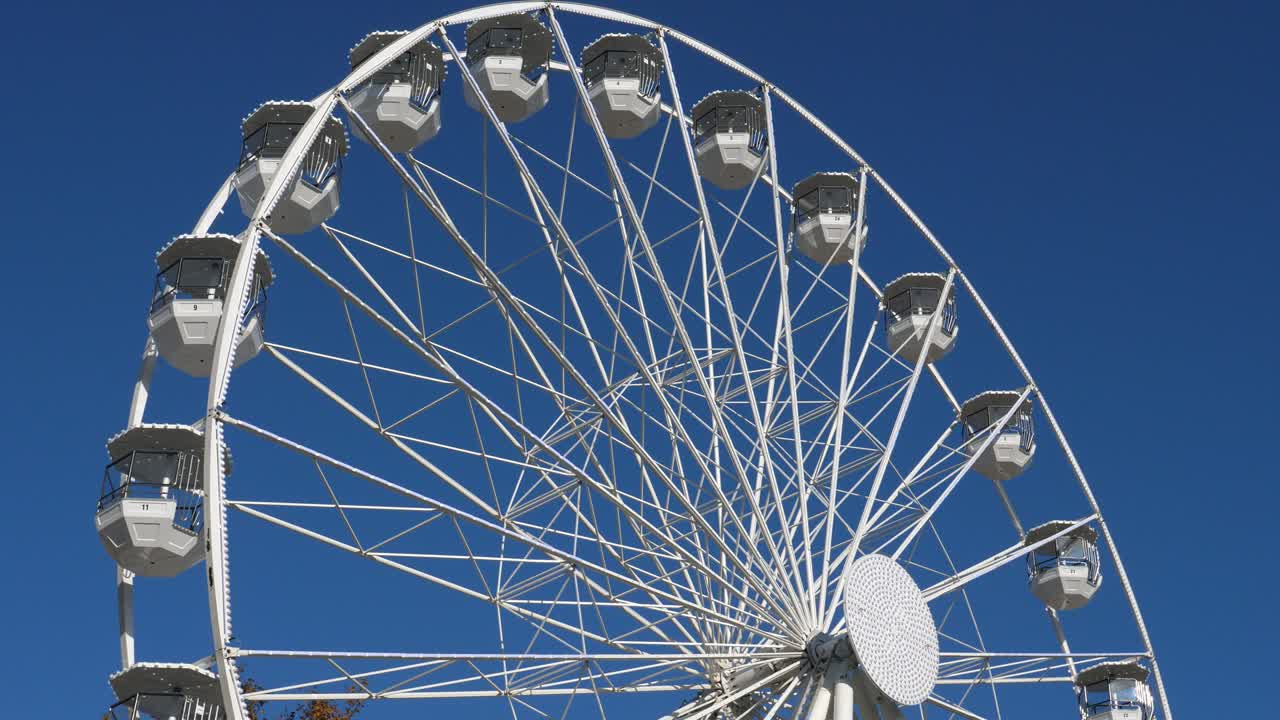 колесо обозрения в действии против голубой хитрости.