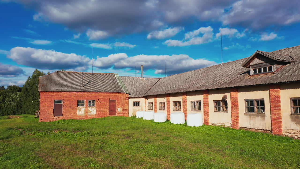 동부 유럽의 역사적인 붉은 벽돌 농장 건물, 모션 뷰
