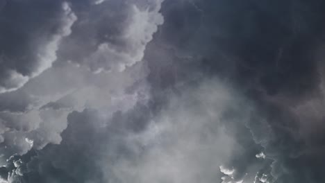 vista de nubes grises oscuras en movimiento girando en el cielo con relámpagos