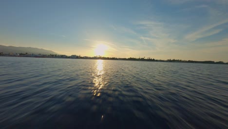 fpv - sobre el mar contra la puesta de sol hacia la isla de kos