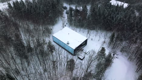 Vista-Aérea-De-Una-Estructura-Aislada-Entre-árboles-En-Invierno-En-Charlevoix,-Quebec,-Canadá