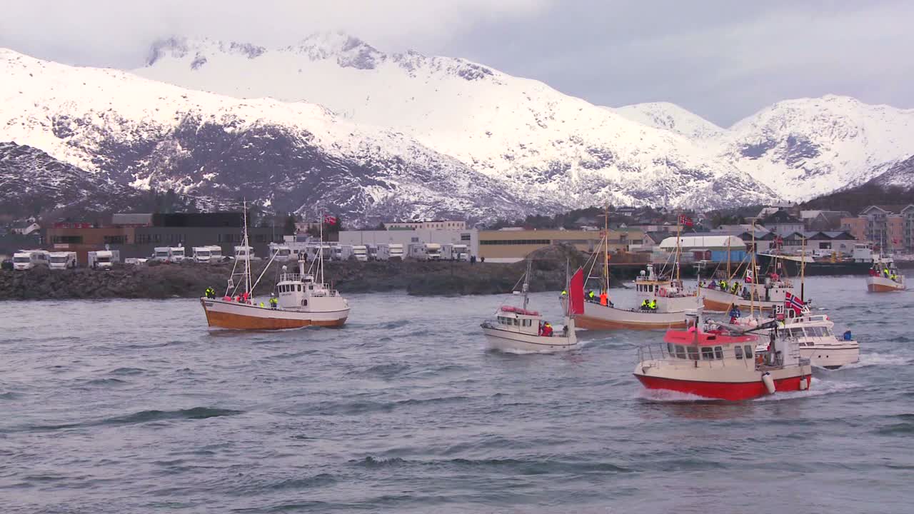 lofoten 섬 2에서 노르웨이 바다로 항해하는 상업용 어선의 대규모 함대