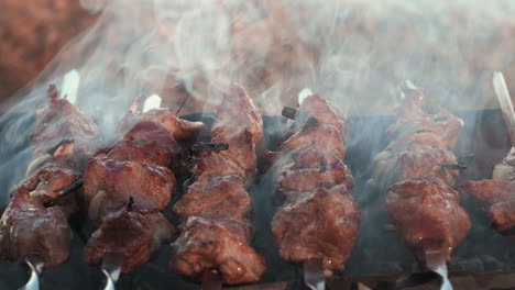 Nahaufnahme-Eines-Geräucherten-Grills,-Der-Auf-Einer-Kohlenpfanne-Im-Freien-Kocht.-Schweinefleischspiesse-Auf-Holzkohle-Braten