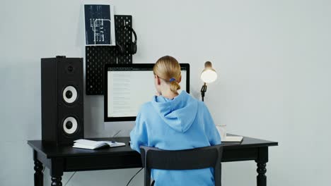 mujer estudiando en su escritorio de casa
