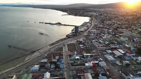 Punta-Arenas-Chile-Vista-Panorámica-Aérea-Del-Puerto-Sobre-La-Costa-Del-Mar-En-El-Destino-Antártico-Patagónico-Chileno-Más-Austral,-Sol-Saliendo-Sobre-La-Calle-Del-Paisaje-Urbano,-Conducción-De-Automóviles