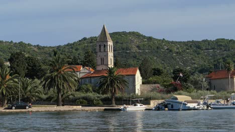 pintoresca iglesia en la tradicional ciudad costera mediterránea de vis, croacia