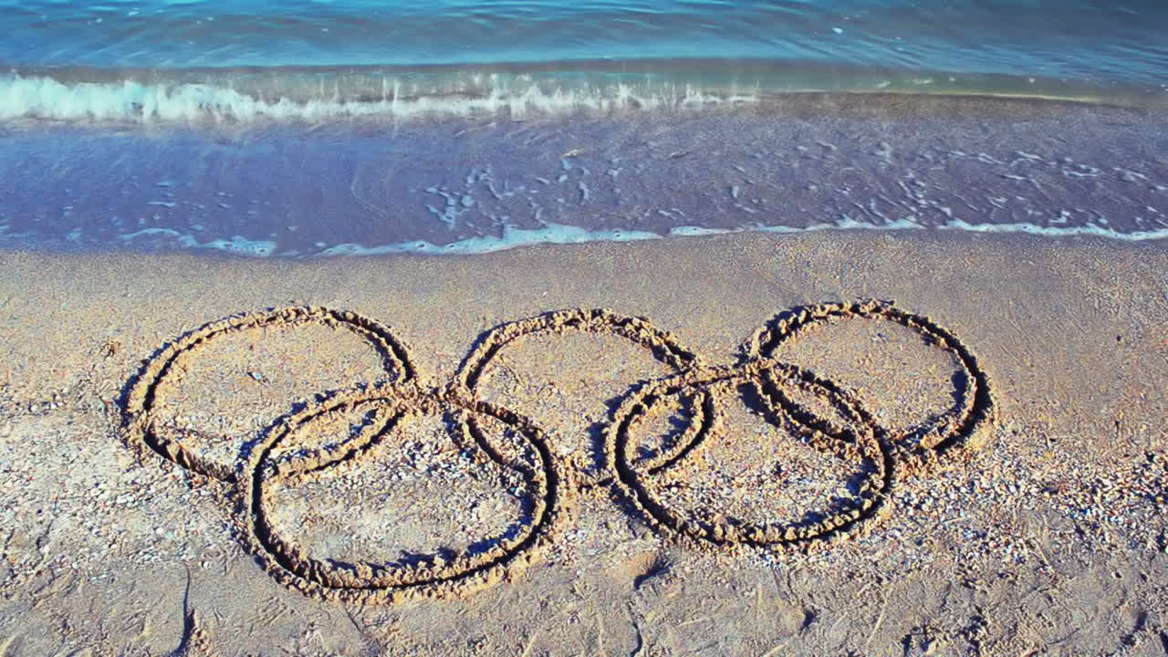 Plajda kum üzerinde Olimpiyat oyunları sembolü. Kumda, plajda beş halka.