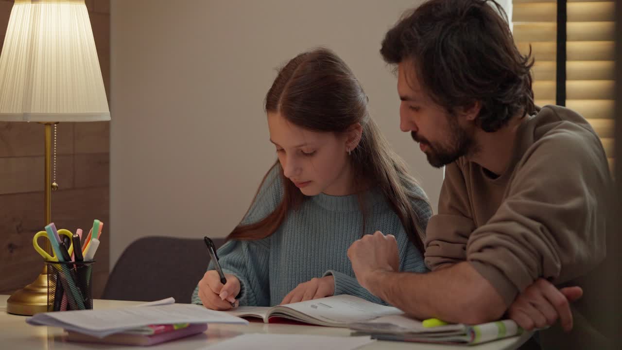 padre ayudando a su hija con los deberes