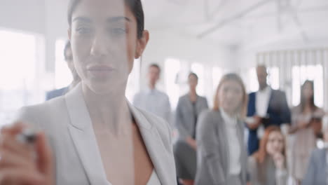 mujer líder de equipo de negocios escribiendo en una pizarra de vidrio capacitando a colegas compartiendo ideas para resolver problemas en una presentación de seminario corporativo