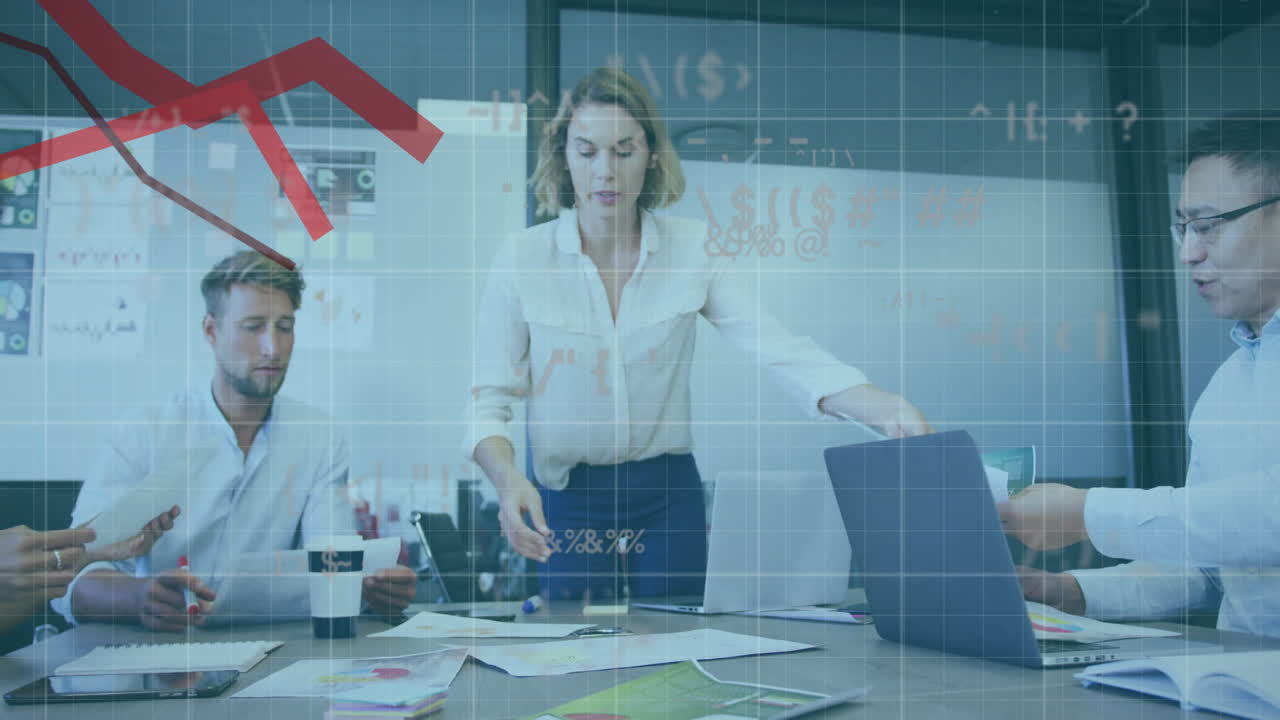 Animazione di linee rosse ed elaborazione dati su diversi professionisti in ufficio