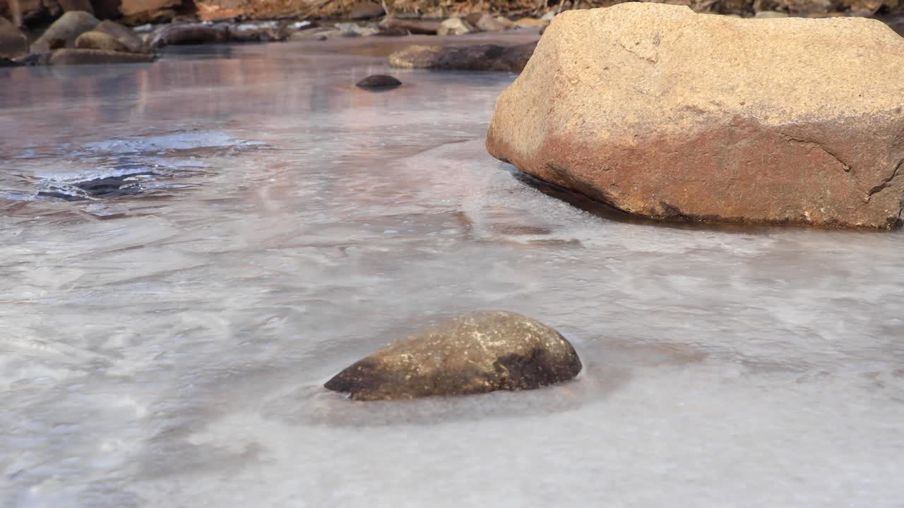4K Carrellata del fiume delle Montagne Rocciose.