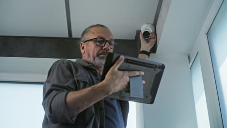 técnico instalando una cámara de seguridad