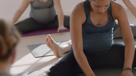 Joven-Embarazada-De-Raza-Mixta-En-Clase-De-Yoga-Practicando-Ejercicios-De-Estiramiento-Disfrutando-De-Ejercicios-De-Fitness-En-Grupo-Al-Amanecer-Compromiso-De-Estilo-De-Vida-Saludable