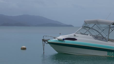 un barco en un primer plano de una isla tropical