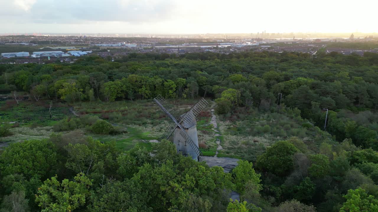 бидстонская ветряная мельница на рассвете, воздушный беспилотник по часовой стрелке в кадре и восход солнца в ливерпуле