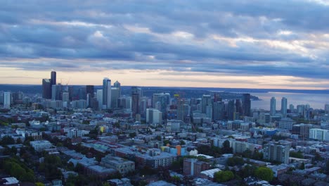 Toma-Aérea-Fría-Del-Horizonte-De-Seattle-Al-Atardecer,-Alrededor-De-2016