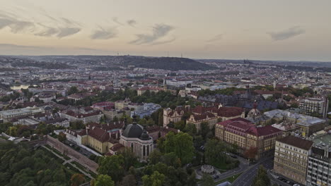 Praga-Chequia-Antena-V122-Drone-Sobrevuelo-Parque-Folimanka,-Volar-Alrededor-De-La-Iglesia-De-La-Asunción-De-La-Virgen-María-Y-San