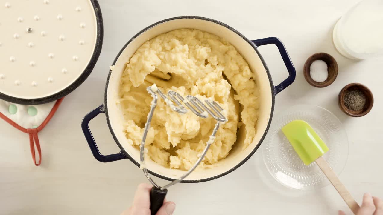 preparando el clásico puré de patatas para la cena de acción de gracias.