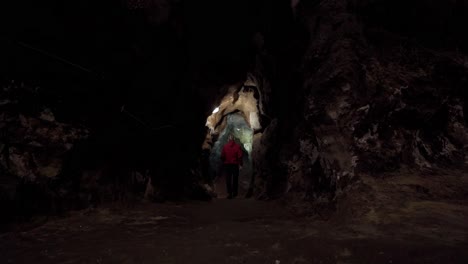 explorando una cueva oscura