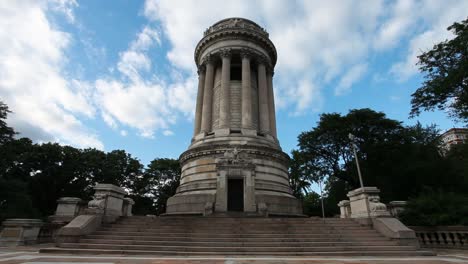 Soldier's-and-sailor's-monument-in-Manhattan-at-Hudson-River,-New-York-City