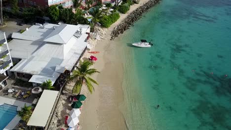 Luftaufnahme-Des-Strandes-An-Der-Westküste-Von-Barbados.-Karibisches-Leben