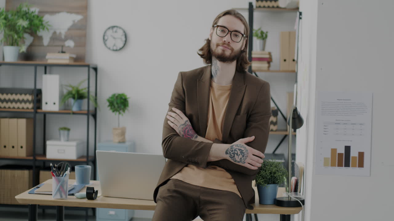 hombre de negocios confiado en la oficina moderna