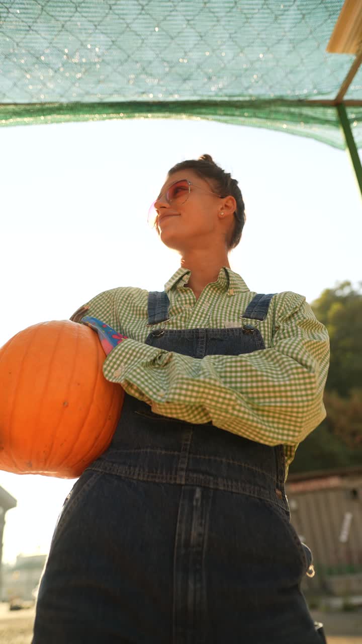 호박 을 수확 하는 여자