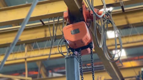 a chain that moves on a motor on a working crane