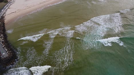 vista aérea del malecón de kingscliff y el agua turquesa de la playa de kingscliff en nueva gales del sur, australia - disparo de drones