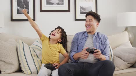 Hombre-Birracial-Feliz-Y-Su-Hijo-Jugando-Videojuegos