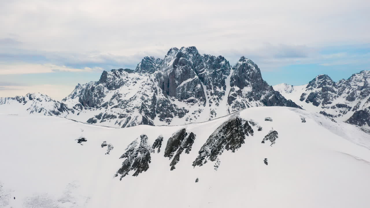 toma cinematográfica impresionante de drones de la nieve que cubre los dolomitas georgianos en las montañas del cáucaso en georgia