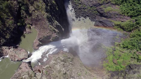 Cataratas-Wallaman-Y-Arco-Iris-En-Un-Día-Soleado-De-Verano---Parque-Nacional-Girringun-En-Qld,-Australia