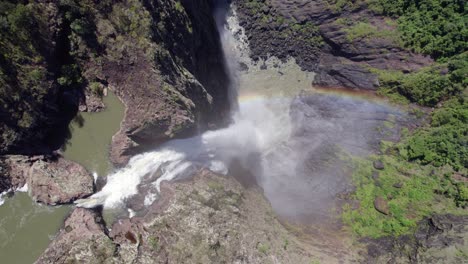cataratas wallaman y arco iris en un día soleado de verano - parque nacional girringun en qld, australia