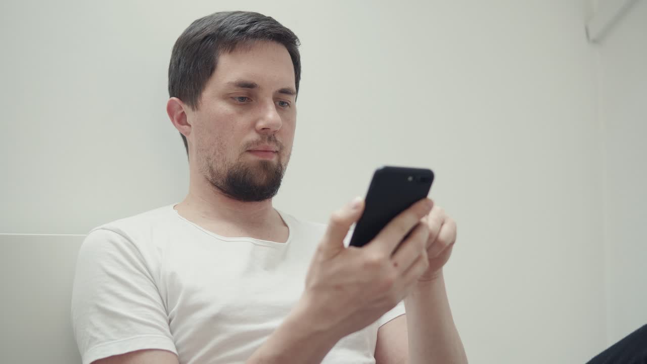 스마트 폰을 사용하는 사람