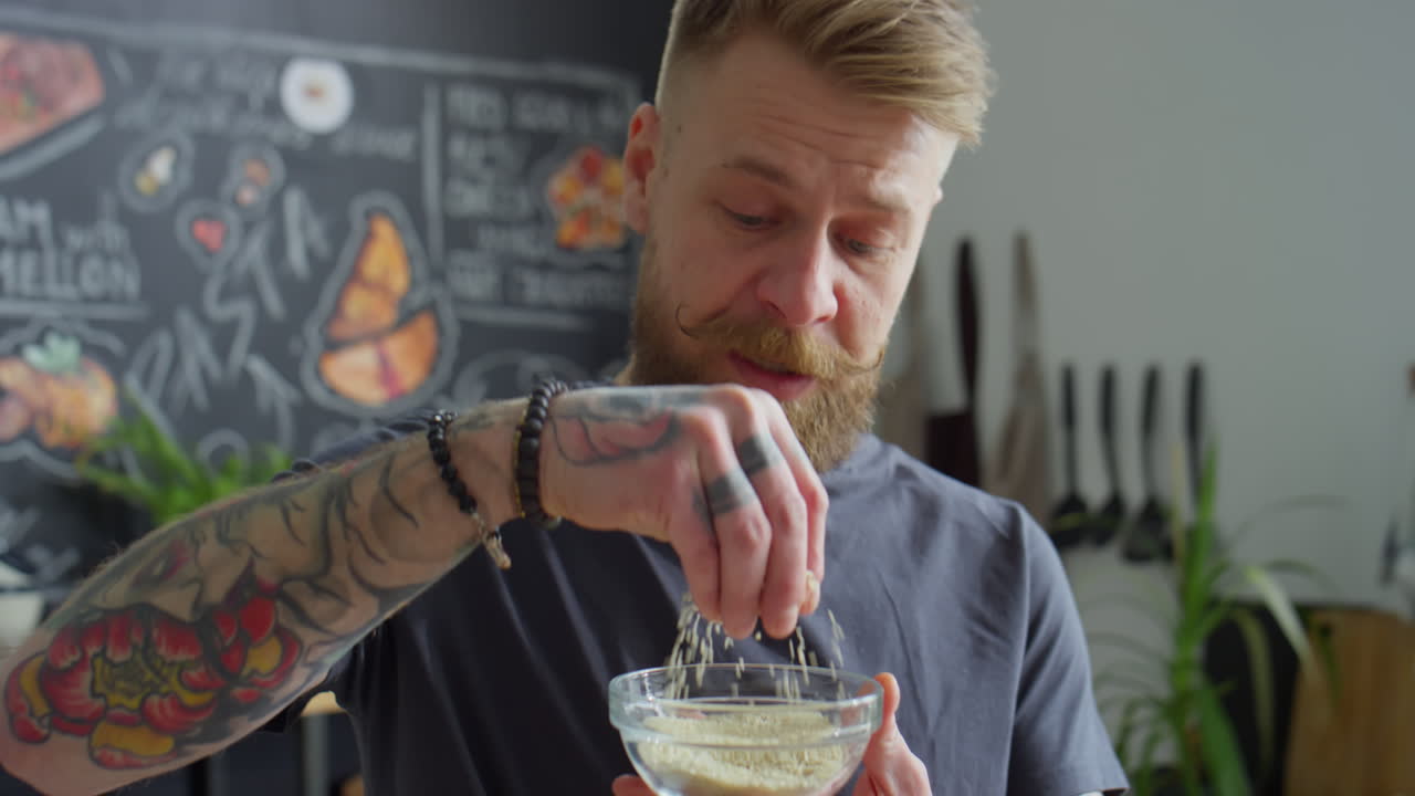 Food blogger che mostra semi di sesamo alla telecamera