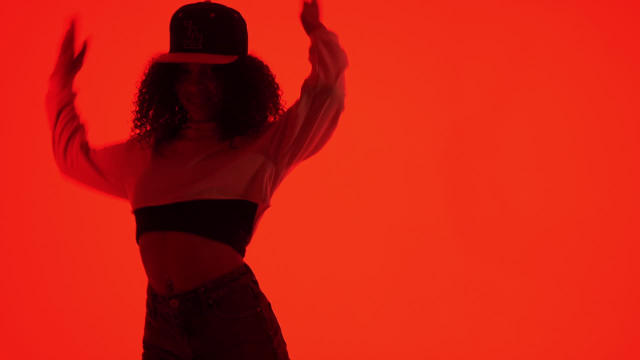 mujer bailando en un estudio rojo