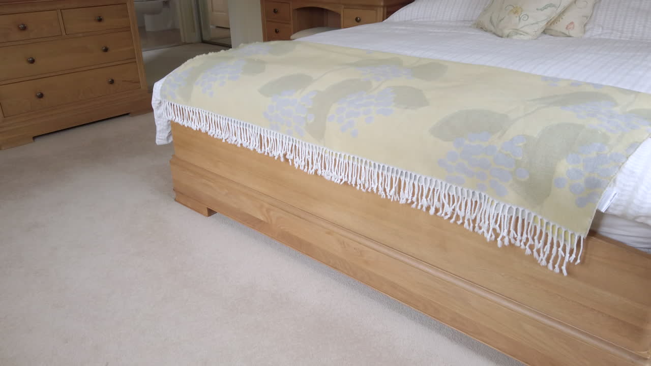 슬로우 모션으로 실내 욕실이 있는 마스터 침실의 위쪽 기울기 샷