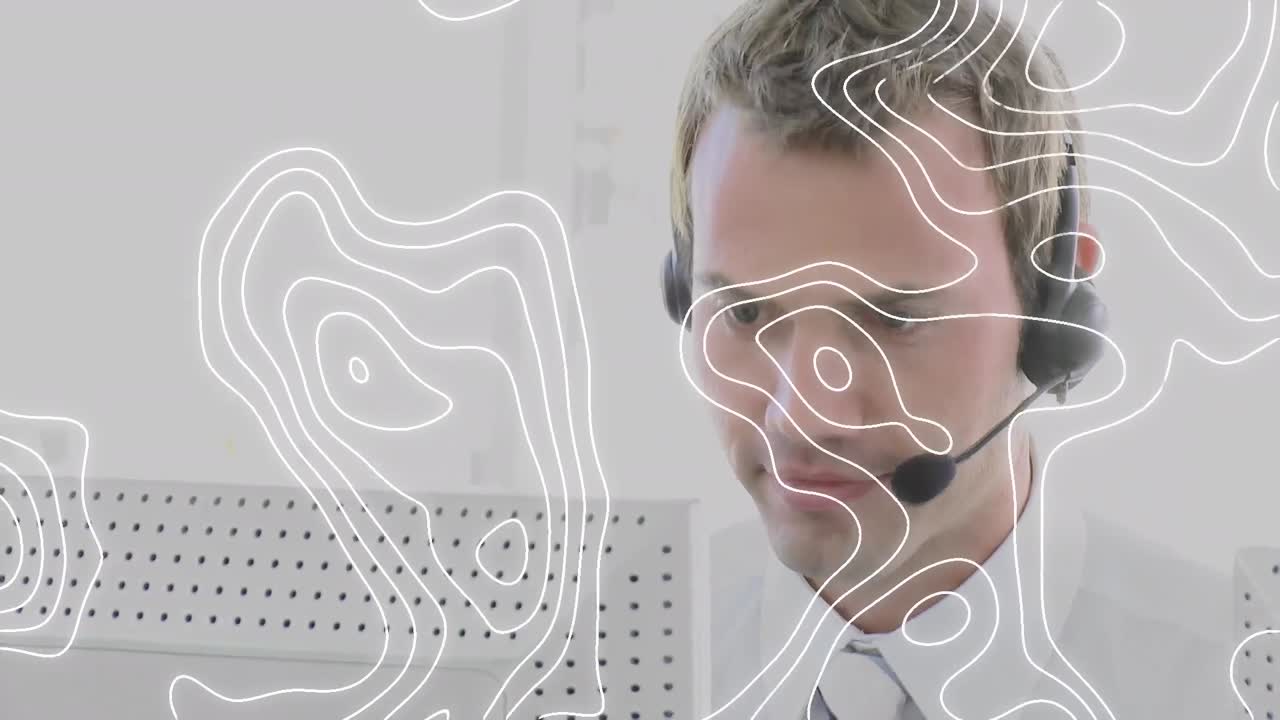 topografía contra hombre caucásico ejecutivo de atención al cliente hablando por teléfono auricular en la oficina