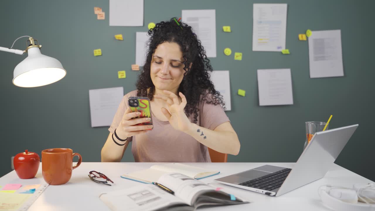 estudiante usando el teléfono mientras baila.