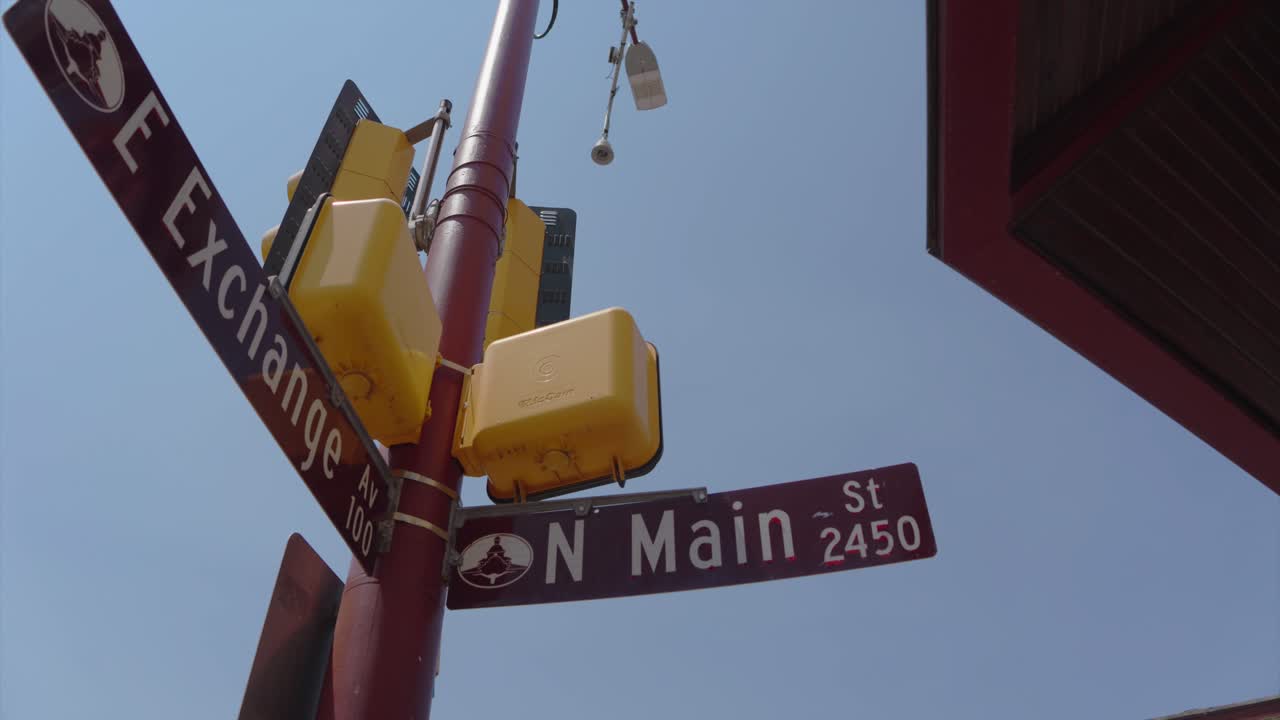 estableciendo el tiro de east exchange y las señales de la calle principal del norte en fort worth, texas