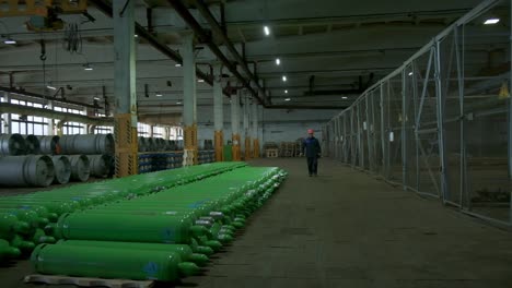 almacén industrial con cilindros de gas