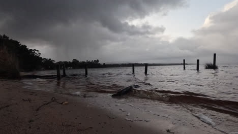 Stürmischer-Zeitraffer-Während-Des-Sonnenaufgangs-An-Der-Westküste-Tasmaniens