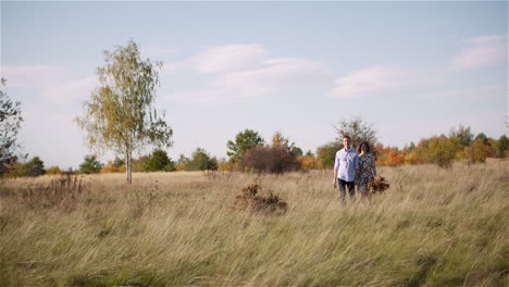 Pareja-Abrazándose-Y-Caminando-En-Un-Prado-En-Verano-Al-Atardecer-41