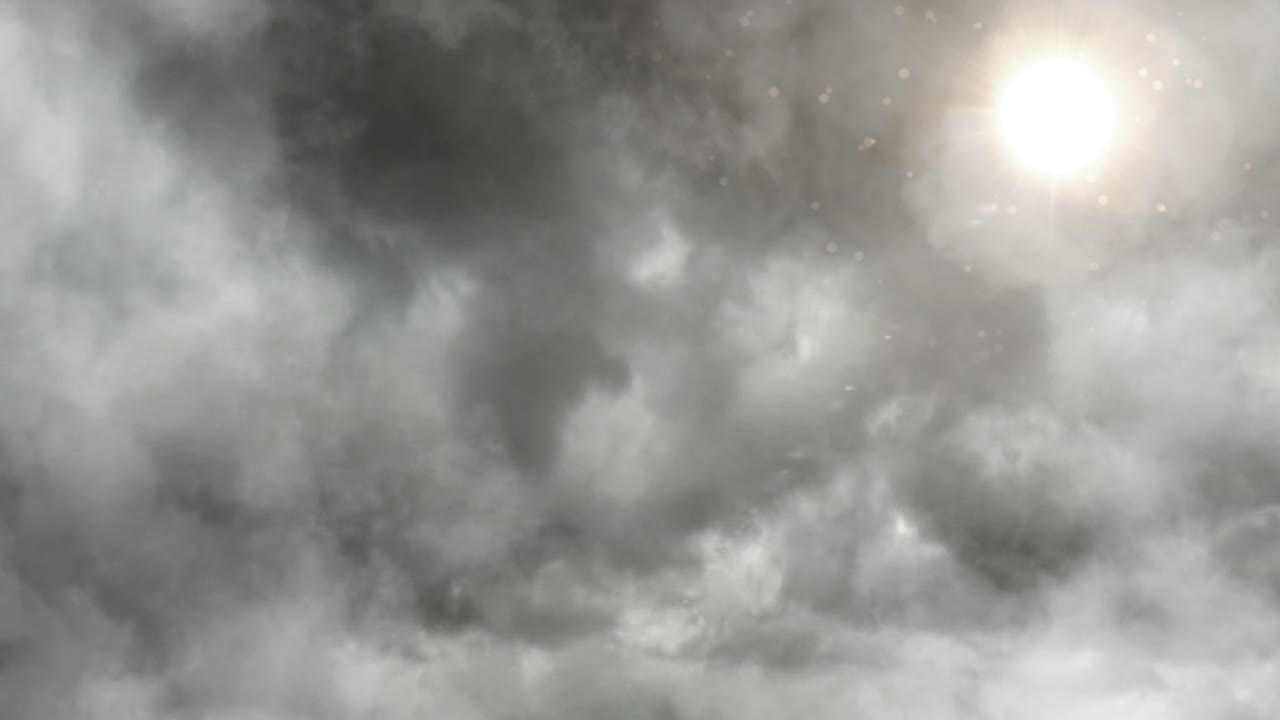 회색과 검은 구름 사이에서 빛나는 태양