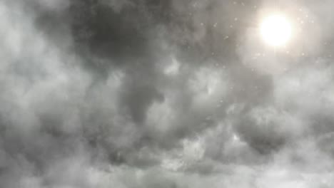 el sol brillando en medio de las nubes grises y oscuras